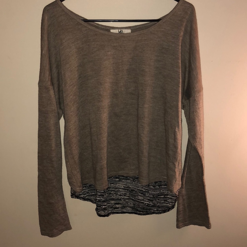 Long sleeve with buttons on the back